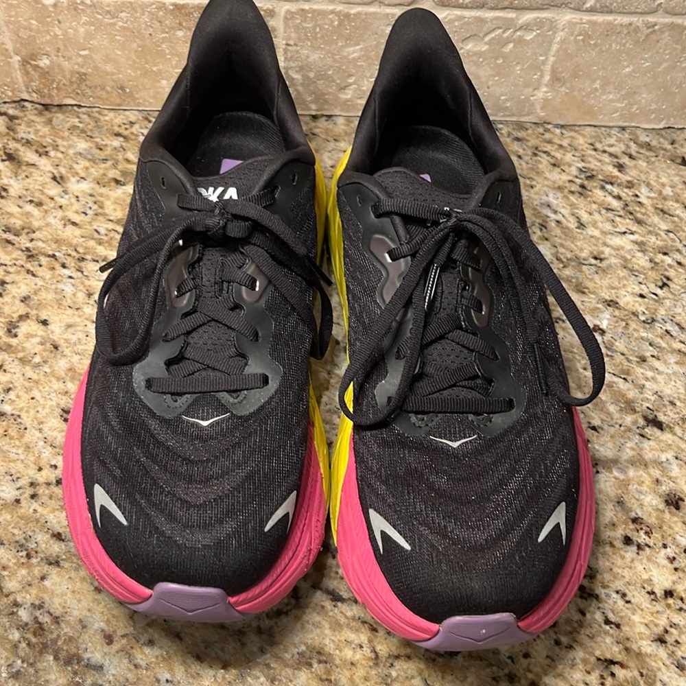 HOKA Arahi6 , Wm9.5 , Like New!!